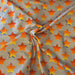 grau-orange-stoff-sterne-baumwolljersey-stoffpilz