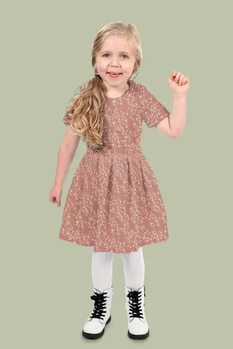 kind-traegt-kleid-baumwolle-zweig-ziege-stoff-stoffpilz