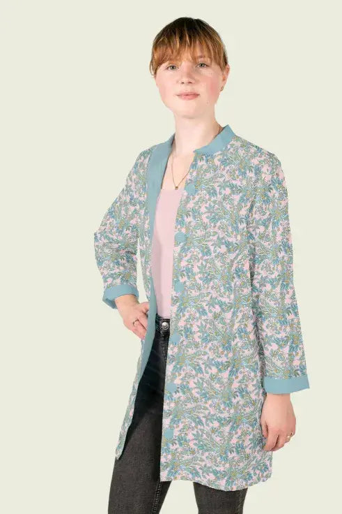 frau-traegt-mantel-helles-pink-blumen-abstrakt-stoff-stoffpilz