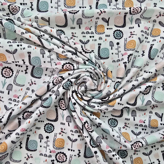 baumwolljersey-mit-bunten-schnecken-und-blumen-auf-weissem-hintergrund-verspieltes-und-kindgerechtes-design-stoffe-stoffpilz