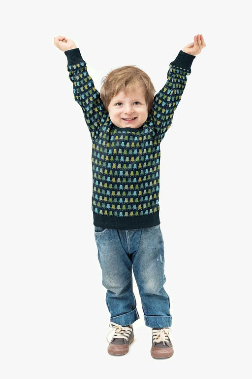 junge-traegt-baumwolljersey-tricot-mit-froeschen-in-gruen-blau-toenen-stoff-stoffpilz