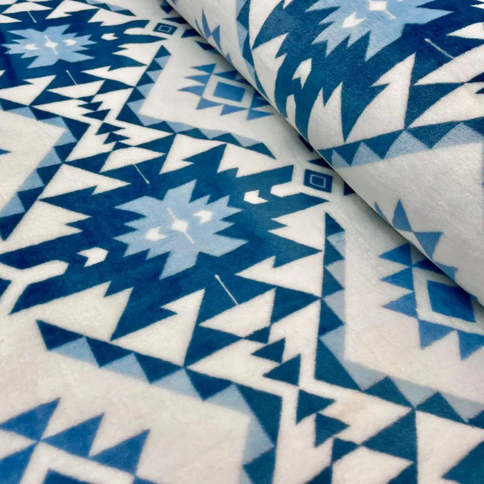 aztec-weiss-blau-flausch-stoffgeschaeft-stoffe-stoffpilz
