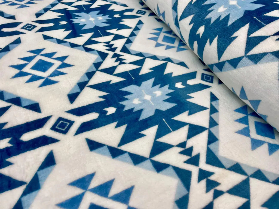 aztec-weiss-blau-flausch-stoffgeschaeft-stoffe-stoffpilz
