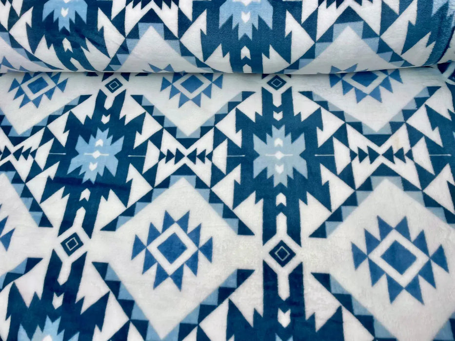 aztec-weiss-blau-flausch-stoffgeschaeft-stoffe-stoffpilz
