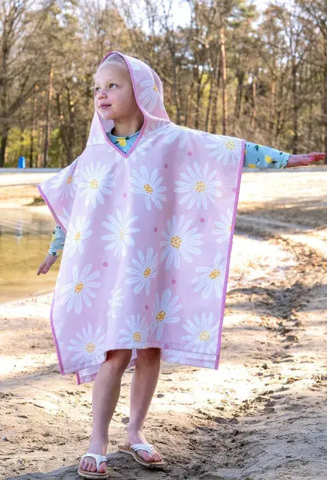 maedchen-traegt-standtruch-blumen-hellespink-stoff-stoffpilz