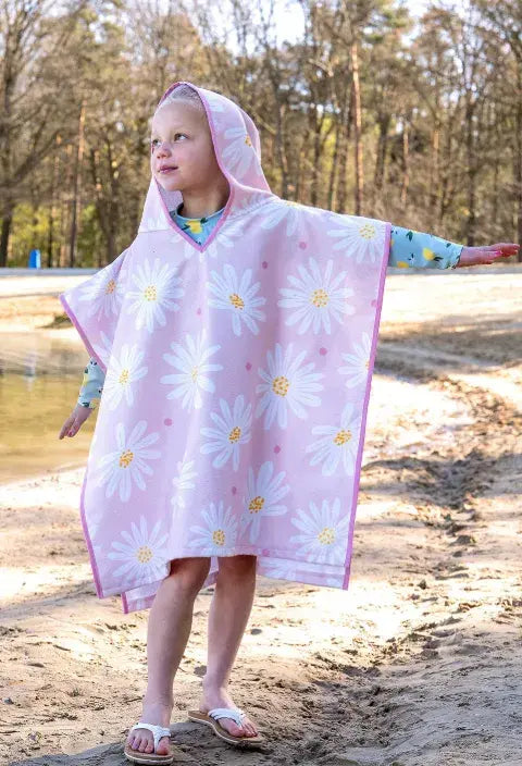 maedchen-traegt-standtruch-blumen-hellespink-stoff-stoffpilz