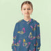 schmetterlinge-farbig-stahlblau-sweat-kind-traegt-pullover-stoff-stoffpilz
