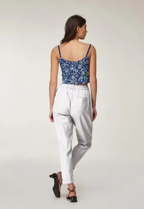 frau-traegt-top-blumen-abstrakt-viskose-popeline-stoff-stoffpilz