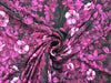 viskosejersey-mit-abstraktem-blumenmuster-in-violett-und-pink-auf-dunklem-hintergrund-leuchtende-farben-stoffe-stoffpilz
